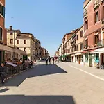 Ca\'Lina Near Biennale